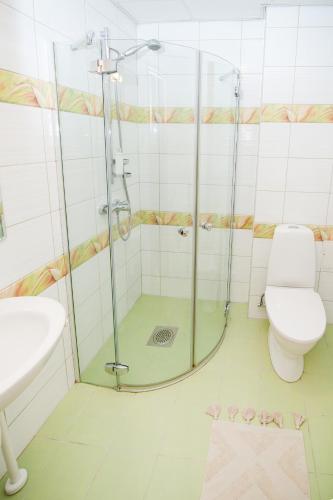 タルトゥにあるKüüni 5b Guest Apartmentのシャワー、トイレ、洗面台を備えたバスルーム