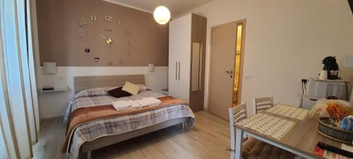 1 dormitorio con 1 cama y 1 mesa en una habitación en Le camere di Sabrina con bagno in camera, en Sarzana