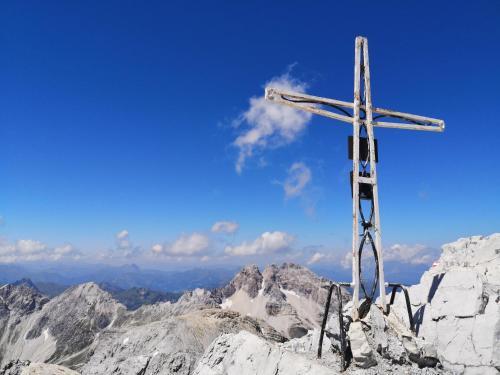 a cross on the top of a mountain at Penthouse Aineckblick in Sankt Margarethen im Lungau