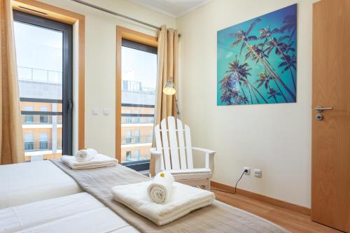 Ένα ή περισσότερα κρεβάτια σε δωμάτιο στο Privilege Sea View Apartment Pochet with Rooftop Pool, Village Marina - Olhão