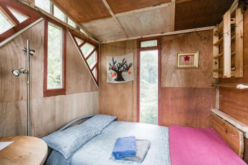 Katil atau katil-katil dalam bilik di The Treehut at the Rabbithole, Upper Hutt