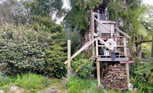 Taman di luar The Treehut at the Rabbithole, Upper Hutt