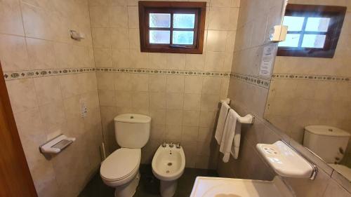 ビージャ・ラ・アンゴストゥーラにあるCabañas & Aparts Lancuyen, Villa de Montañaの小さなバスルーム(トイレ、シンク付)