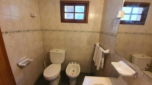 Baño pequeño con aseo y lavamanos en Cabañas & Aparts Lancuyen, Villa de Montaña en Villa La Angostura