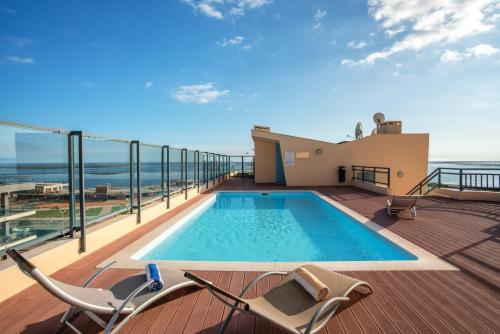 Privilege Sea View Apartment Pochet with Rooftop Pool, Village Marina - Olhão