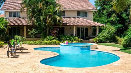 una piscina frente a una casa en Villas Del Jardin 7, en Juan Dolio