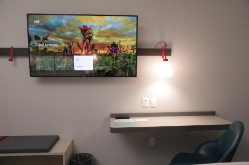 a flat screen tv hanging on a wall in a room at avid hotel - Fresnillo by IHG in Fresnillo de González Echeverría