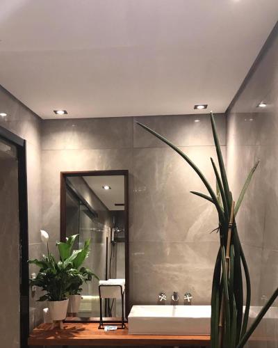 a bathroom with a sink and a large mirror at Quinta da Bocaina in Amparo