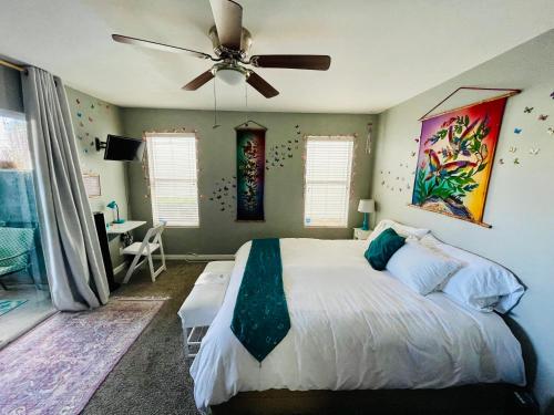 een slaapkamer met een bed en een plafondventilator bij Pacific Beach Butterfly Suite in San Diego