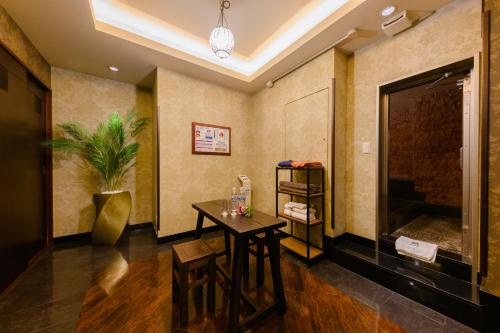 a bathroom with a table and a large mirror at HOTEL MYTH-S -ホテル マイス エス- adult only in Sakaide