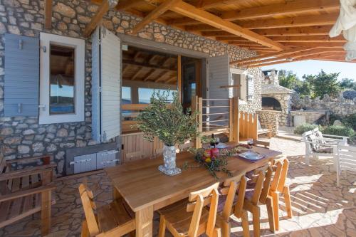 Balkón alebo terasa v ubytovaní Villa, Stone House with swimming pool & Sauna, Beach, Sevid