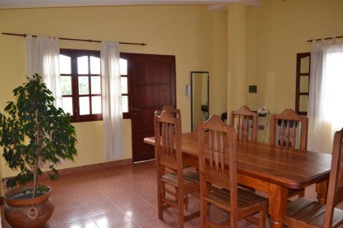 聖薩爾瓦多德胡胡伊的住宿－Posada Rivera，一间带木桌和椅子的用餐室