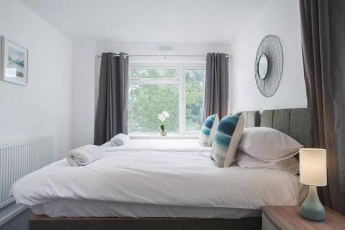 En eller flere senger på et rom på Brynglas Newport flat sleeps 8 - Mycityhaven