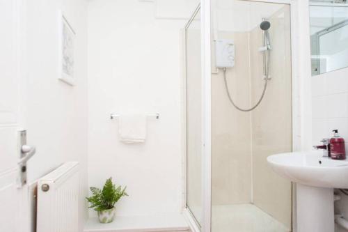 Ванна кімната в Brynglas Newport flat sleeps 8 - Mycityhaven