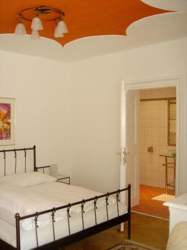 Una cama o camas en una habitación de Knappenstöckl