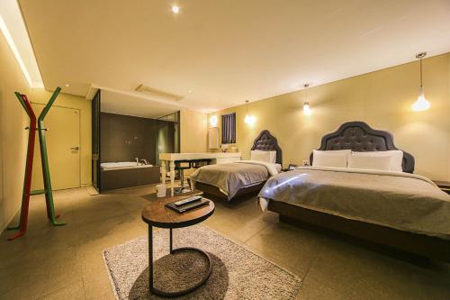 מיטה או מיטות בחדר ב-Hotel Myeongjak