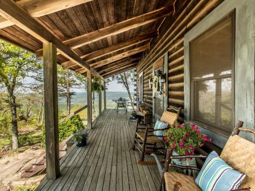 eine Veranda eines Hauses mit Stühlen und einem Tisch in der Unterkunft Eagles Perch - Mentone's #1 Vacation Rental! in Mentone