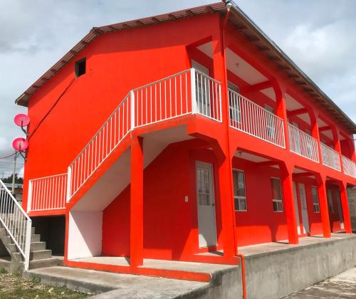 un edificio rojo con escaleras delante en Hotel Doña Crucita, en Creel