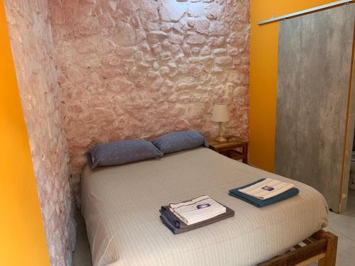 เตียงในห้องที่ Hostal CASA DE PIEDRA