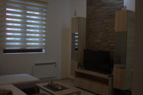 Una televisión o centro de entretenimiento en Kraljev Konak
