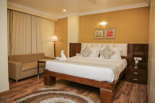En eller flere senge i et værelse på Citrus Prime Raipur