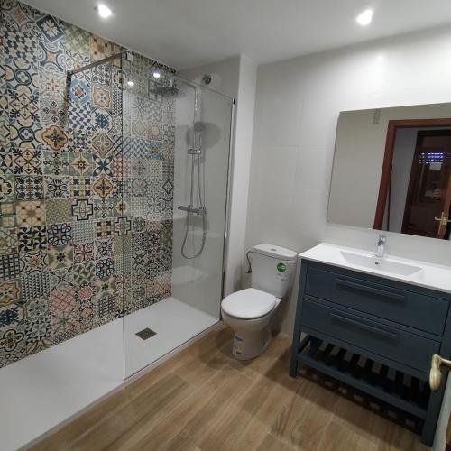 a bathroom with a shower and a toilet and a sink at Apartamento céntrico con piscina in Salou