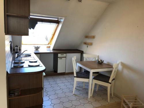 Una cocina o cocineta en Ferienwohnung-Op-n-Rugenbarg-70