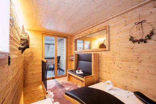 Chalet Black Pearl