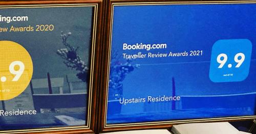 two posters on the window of a train at Upstairs Residence in Târgu Jiu