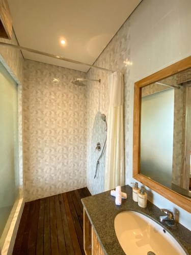 La salle de bains est pourvue d'un lavabo et d'un miroir. dans l'établissement Goutama Homestay, à Ubud