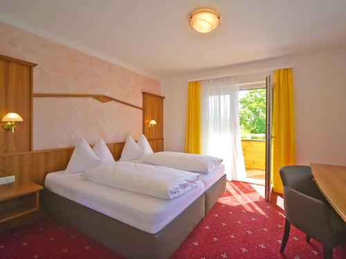 A bed or beds in a room at Hotel Berghof