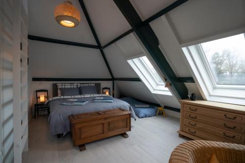 - une chambre avec un lit dans une pièce dotée de fenêtres dans l'établissement Bed & Breakfast Mir Lo, à Mierlo