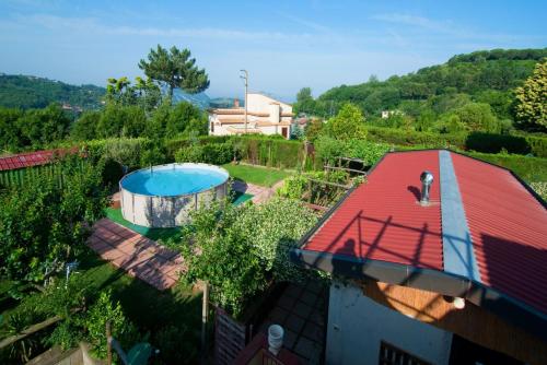 una vista aérea de un patio trasero con piscina en Green Paradise Holidays villa Apartment, en Massa Lubrense