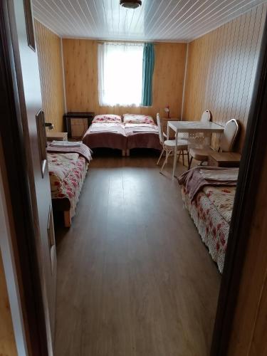 Gallery image of Leśny dworek - pokoje nad jeziorem in Koczała