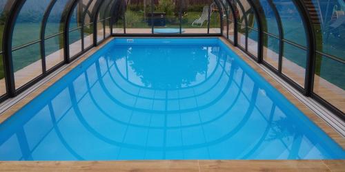 an empty swimming pool in a building with windows at Apartment Dream in Františkovy Lázně