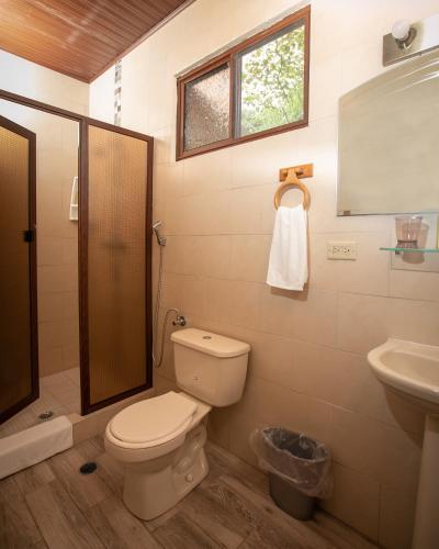 a bathroom with a toilet and a sink at Panama Camping Park Boquete in Boquete