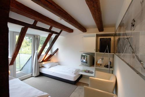 a small bedroom with a bed and a window at Mühle am Schlossberg in Wartenberg-Rohrbach