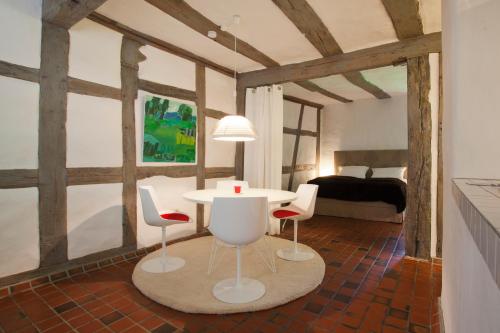 a room with a table and chairs and a bedroom at Mühle am Schlossberg in Wartenberg-Rohrbach