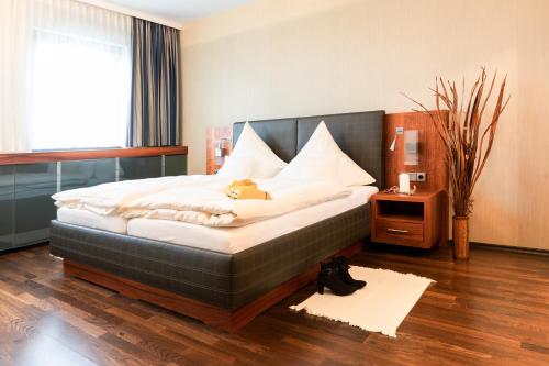 Un pat sau paturi într-o cameră la City Hotel Roding