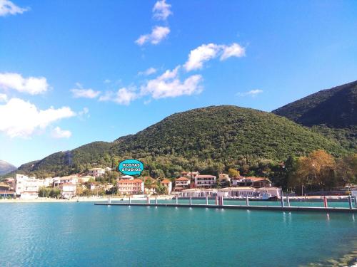 uma vista para uma massa de água com uma montanha em Kostas Studios em Vasiliki