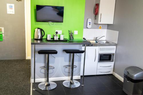Η κουζίνα ή μικρή κουζίνα στο Lymedale Suites Studios & Aparthotel in NEWCASTLE UNDER LYME & STOKE