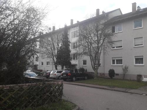 a parking lot with cars parked in front of a building at schöne 3 Zimmer Stadtwohnung in Eppelheim