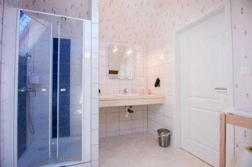 un baño con ducha y lavabo en Au murier, en Goxwiller