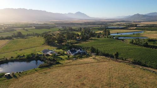 una vista aérea de una casa en medio de un campo en Raptor Rise en Tulbagh