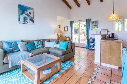 un salon avec un canapé et une table dans l'établissement Appartements L'Acacia - plage d'Argent à 300m, à Coti-Chiavari