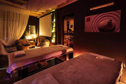 เตียงในห้องที่ Riviera Del Sole Hotel Resort Spa
