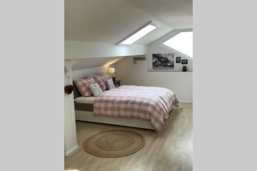 a bedroom with a bed and a skylight at Smartes DG Apartment-DREAM and RELAX in Kempten