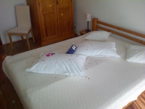 a white bed with red confetti on it at Vila Alisa in Bran