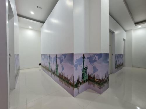 a wall with a painting of the statue of liberty at Arawa Traveller's Inn Motel in Makassar