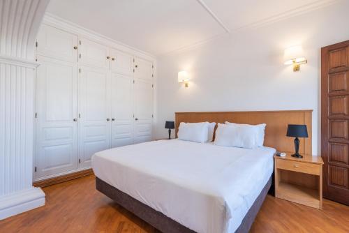 Una cama o camas en una habitación de Bertolina Guest House